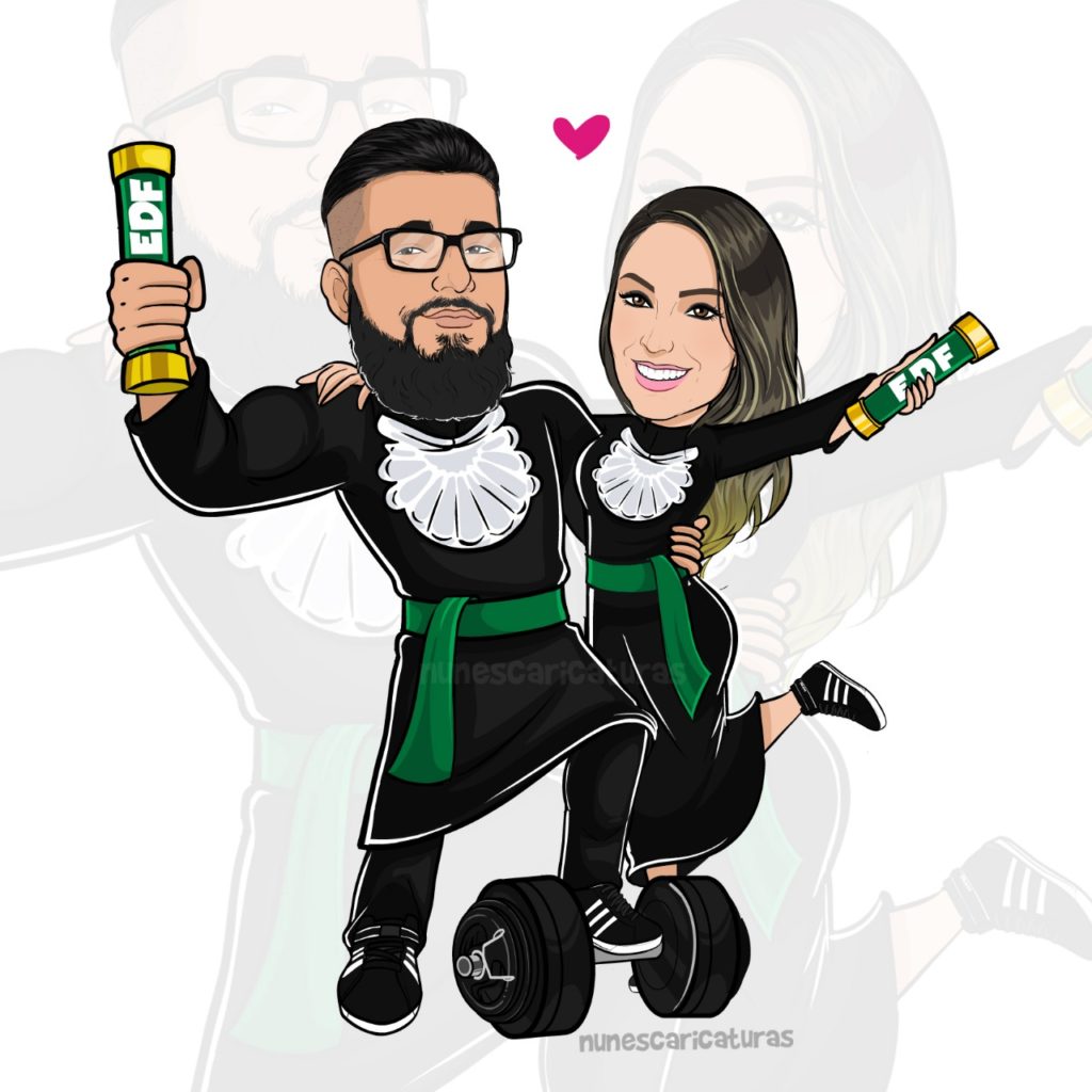 caricatura casal de formandos educação física segurando canudos e com o pé no alter de academia