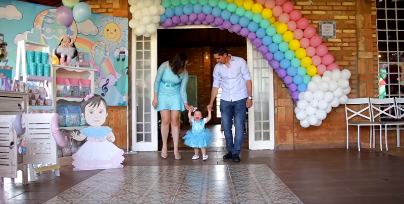 família reunida para foto e caricatura na decoração ao fundo 