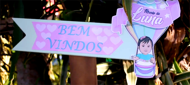 item decorativo de aniversário com caricatura 
